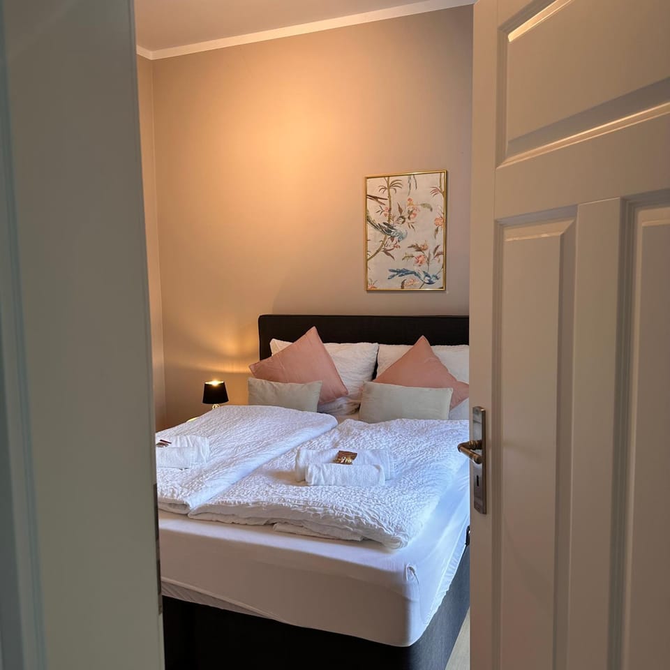 Bed, Photo of the whole room, Bedroom, towels