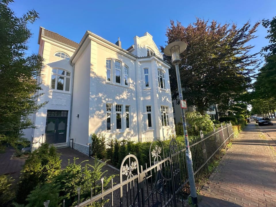 Facade/entrance, Day, Neighbourhood, Street view