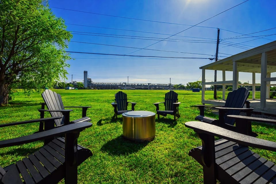 Hot Tub - Fire Pit - Shuffleboard - Walk to Track - Family Friendly House in Indianapolis