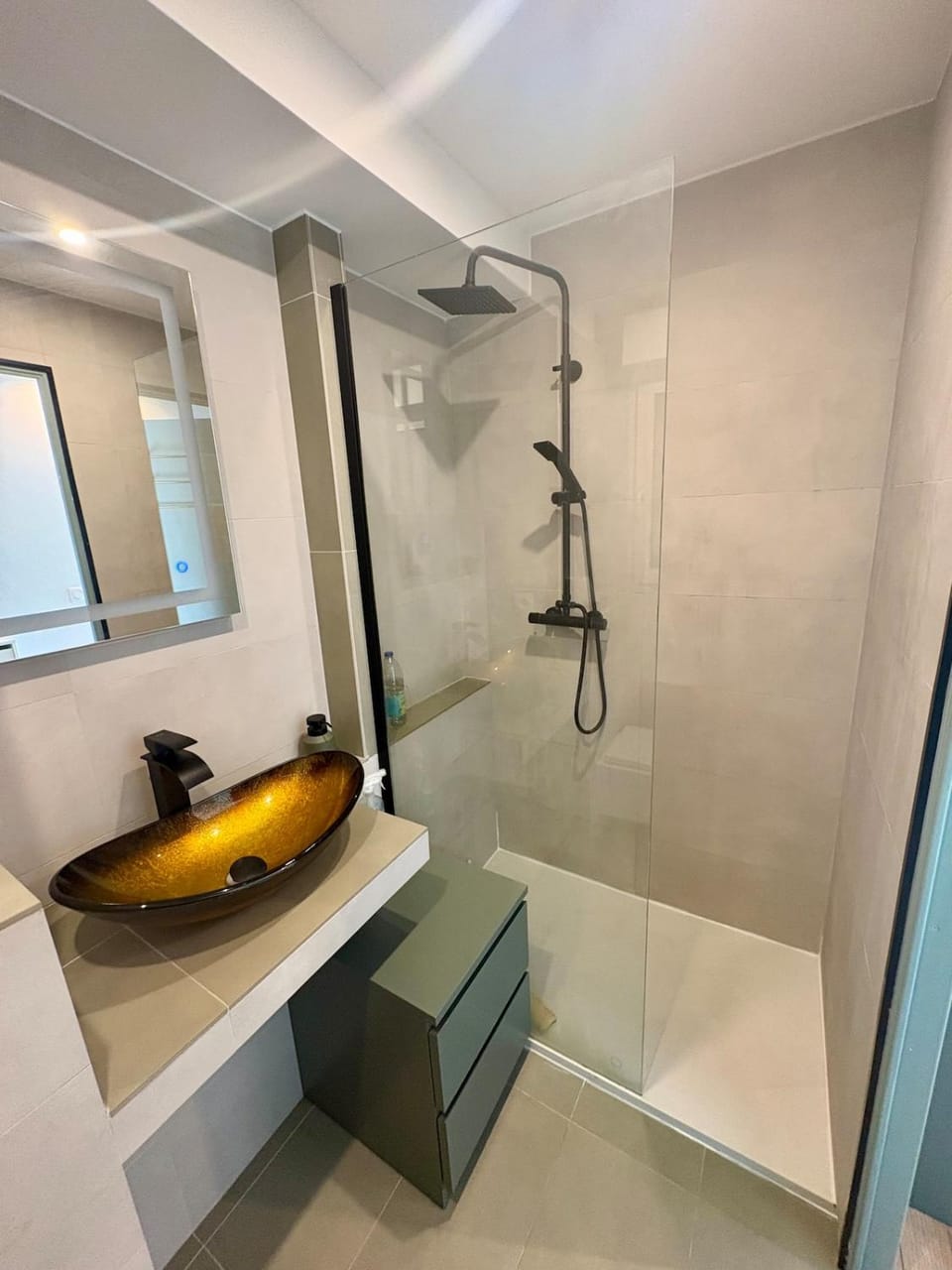 Shower, Bathroom, towels