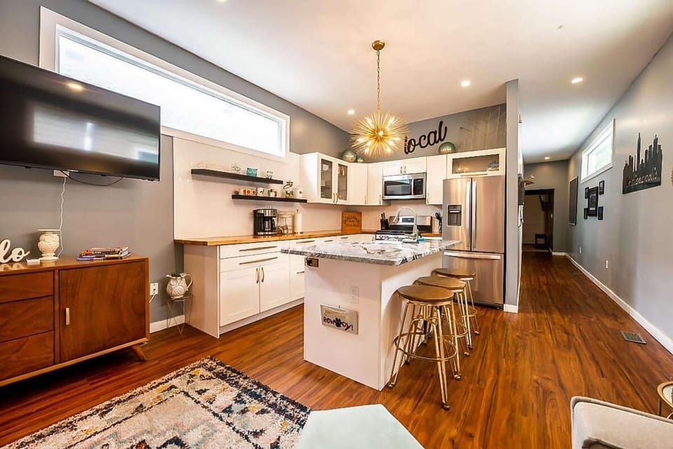 Charming Fountain Square Home 2 Bedroom BBQ Family Friendly House in Indianapolis