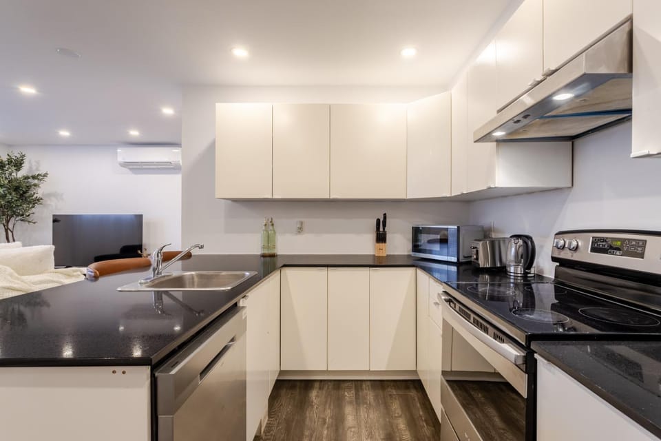 Coffee/tea facilities, oven, stove, kitchen