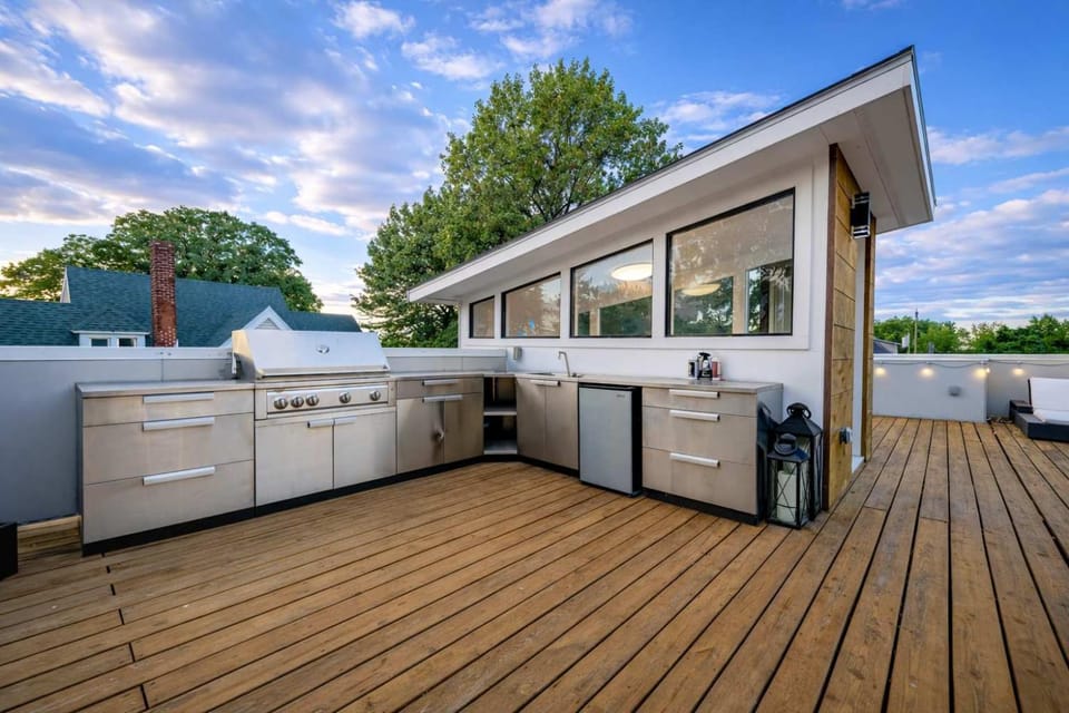 Modern Fountain Square Mansion with Hot Tub & Rooftop Patio- Family Friendly House in Indianapolis
