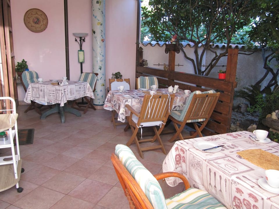 Property building, Restaurant/places to eat, Breakfast