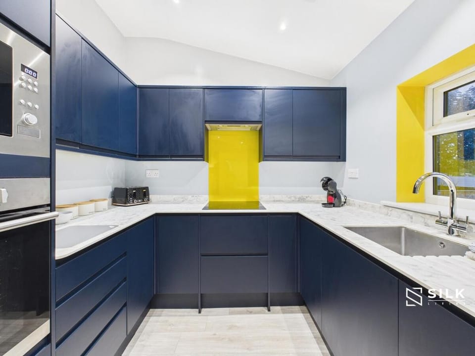 Refurbished 4-Bed, Open-Plan Living, Sleeps 10 House in Portsmouth