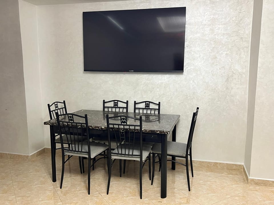 Communal lounge/ TV room, TV and multimedia, Dining area, Evening entertainment