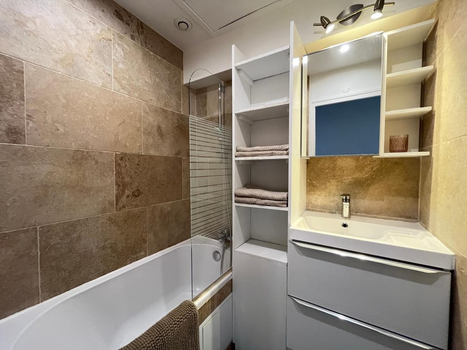 Bathroom, Bath, towels