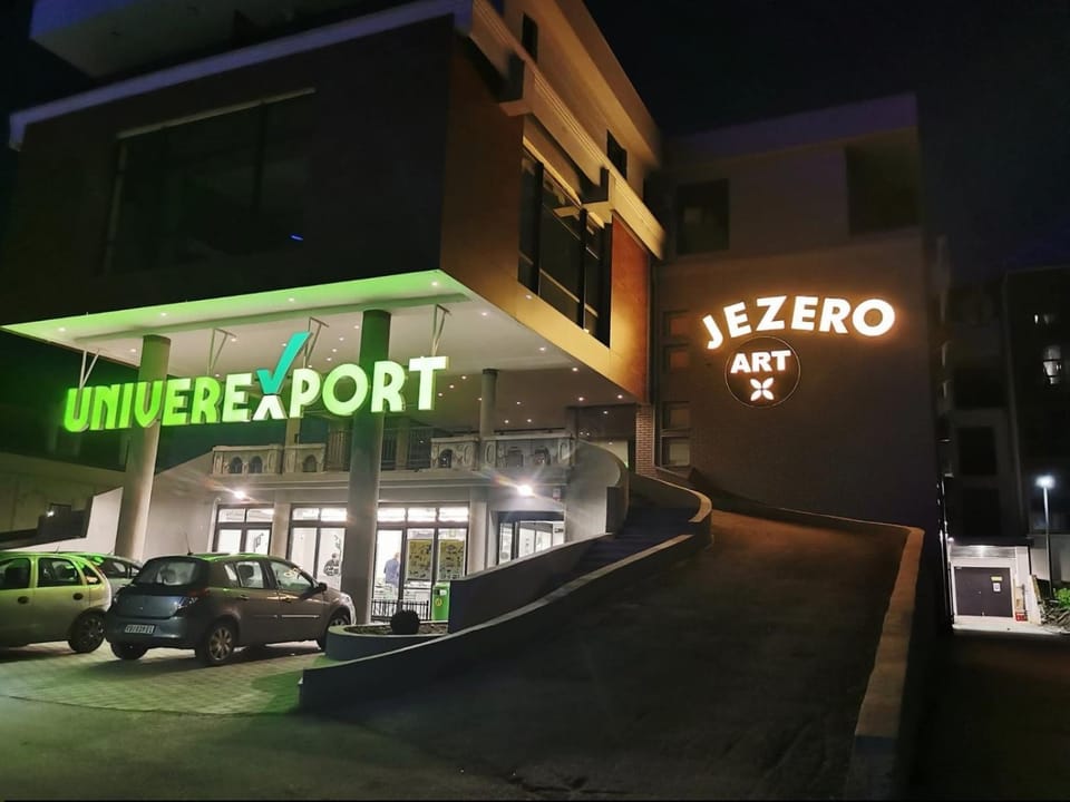 On-site shops, Street view, Supermarket/grocery shop