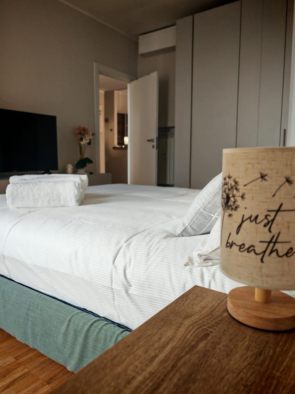 Photo of the whole room, towels
