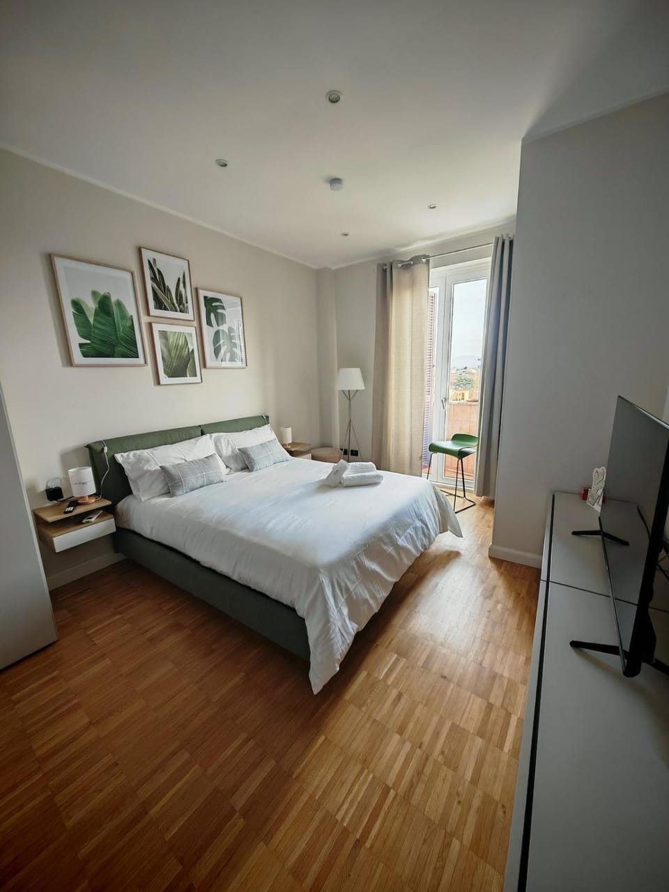 Photo of the whole room, Bedroom