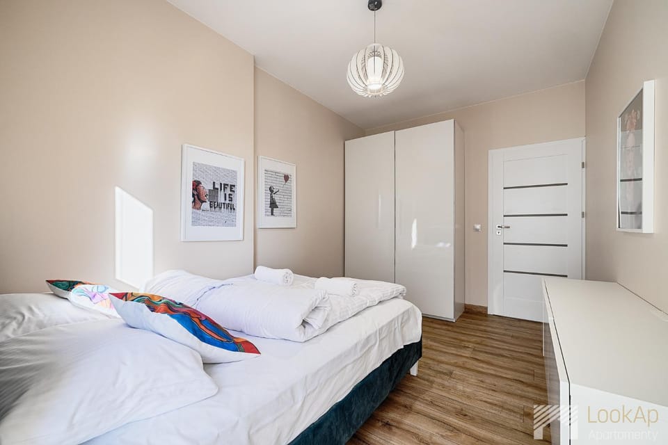 Bed, Bedroom, towels, wardrobe