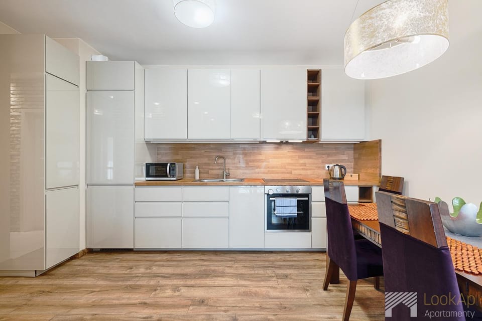Kitchen or kitchenette, Dining area, stove