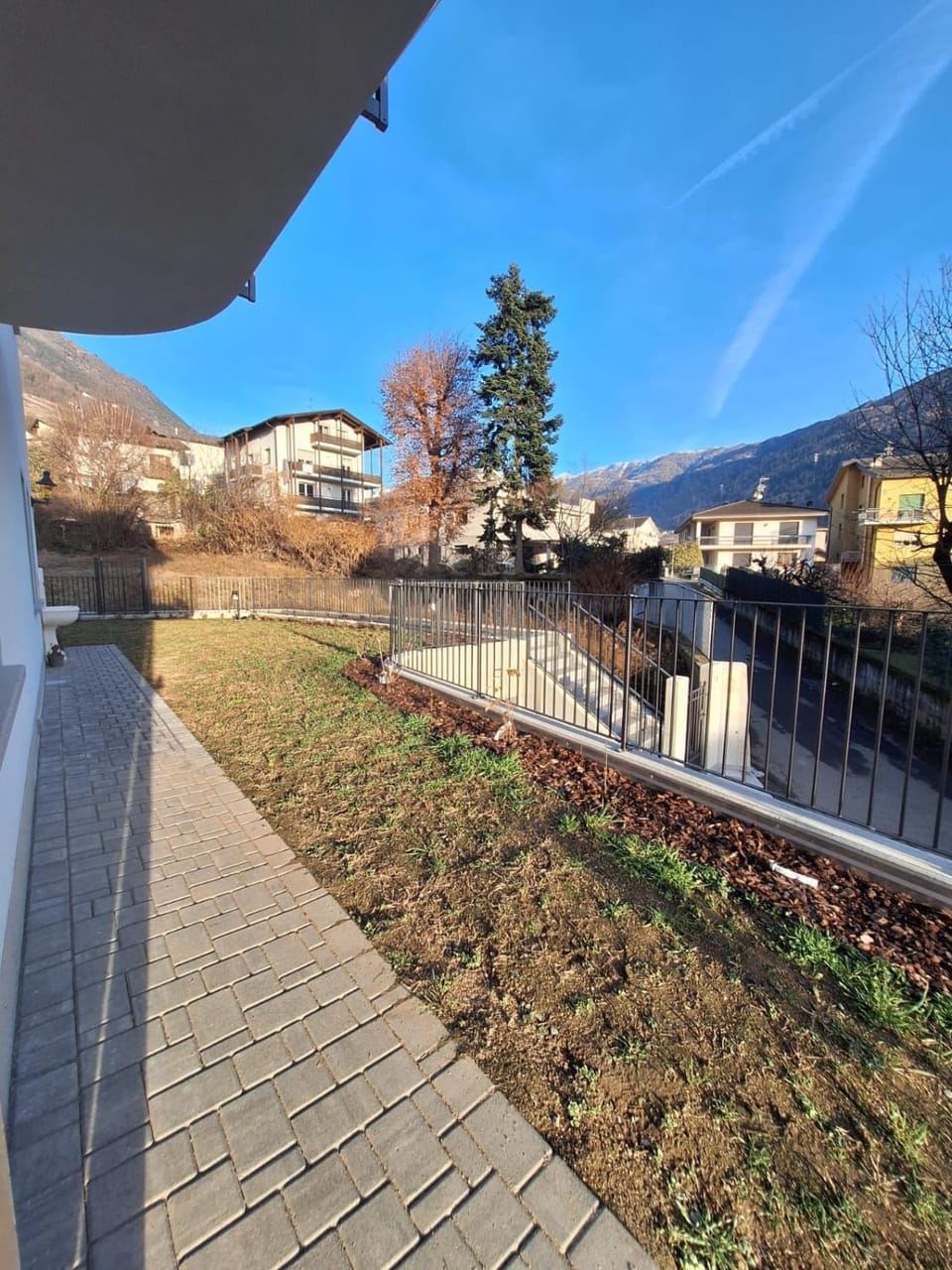 Property building, Day, Natural landscape, Garden, Garden view, Mountain view