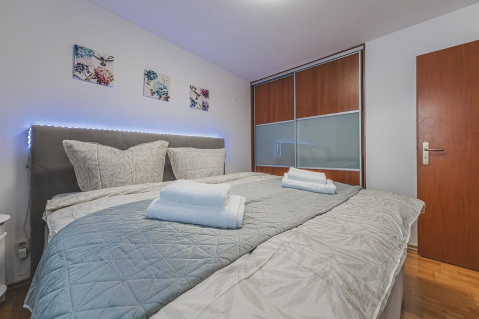 Bed, Photo of the whole room, Bedroom, towels, wardrobe