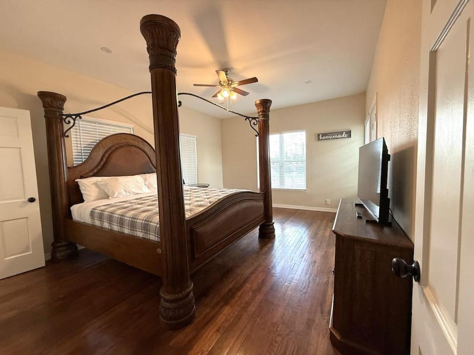 River Side Private Retreat Villa in Seguin