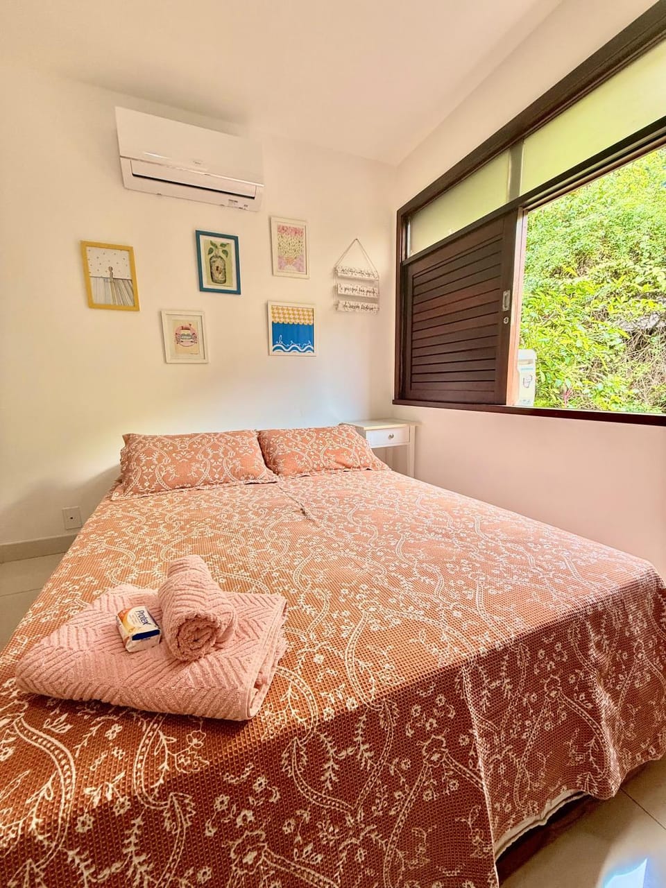 Bed, Photo of the whole room, Bedroom, air conditioner
