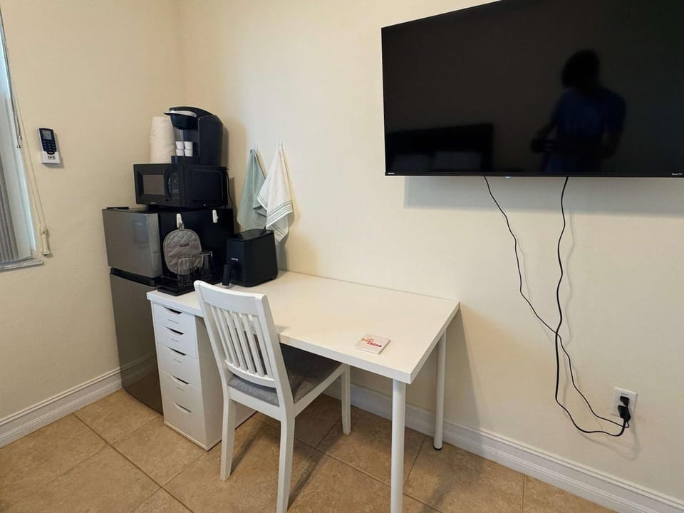 NEW Beach Studio with Queen Bed Inn in Bonita Springs