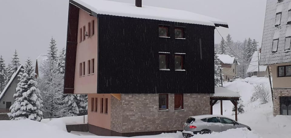 Property building, Day, Neighbourhood, Winter, Street view, Parking
