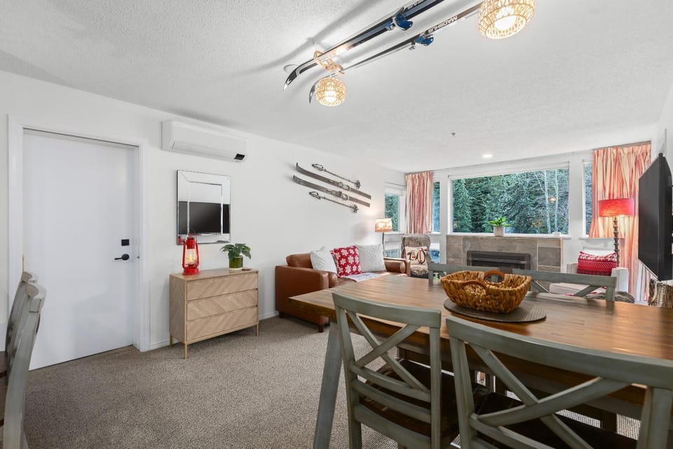 TV and multimedia, Living room, Seating area, Dining area, air conditioner