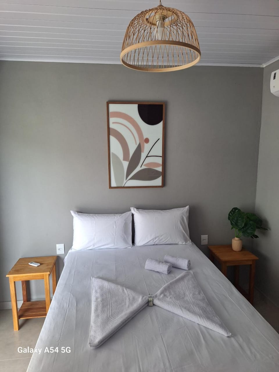Bed, towels