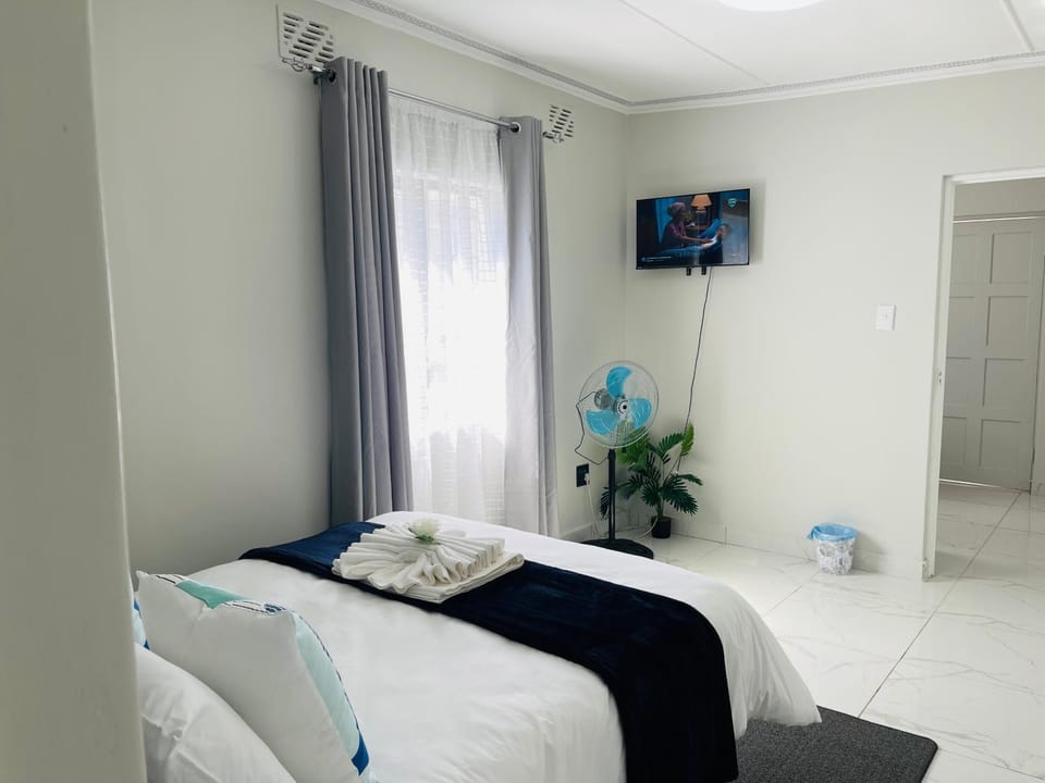 Bed, TV and multimedia, Bedroom