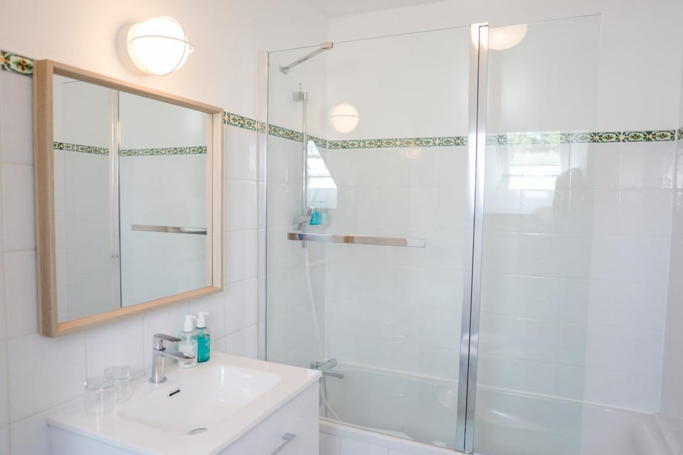Shower, Bathroom, acessibility