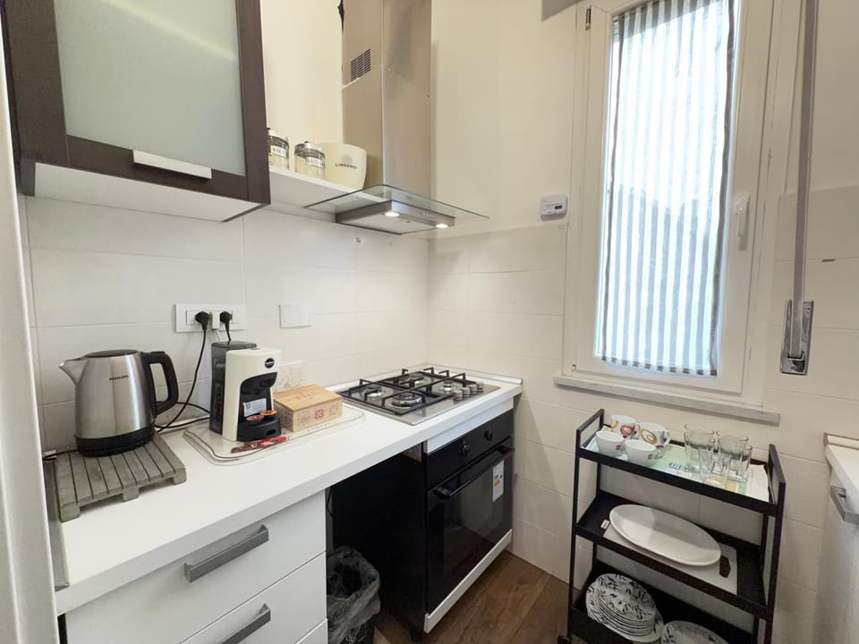 Coffee/tea facilities, Kitchen or kitchenette, stove