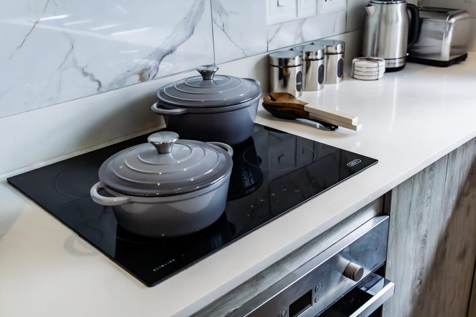 Coffee/tea facilities, Kitchen or kitchenette, stove
