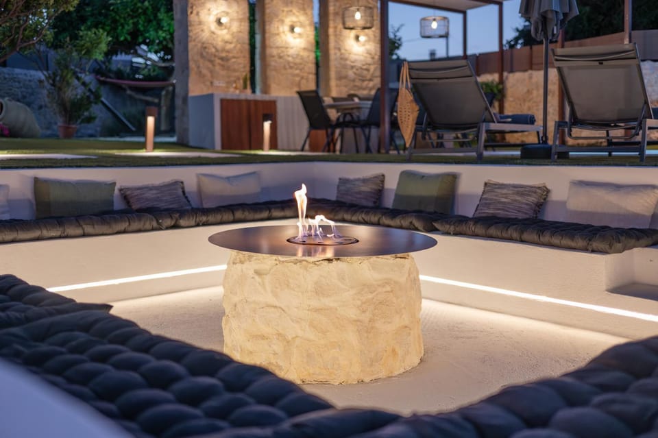 Seating area, fireplace