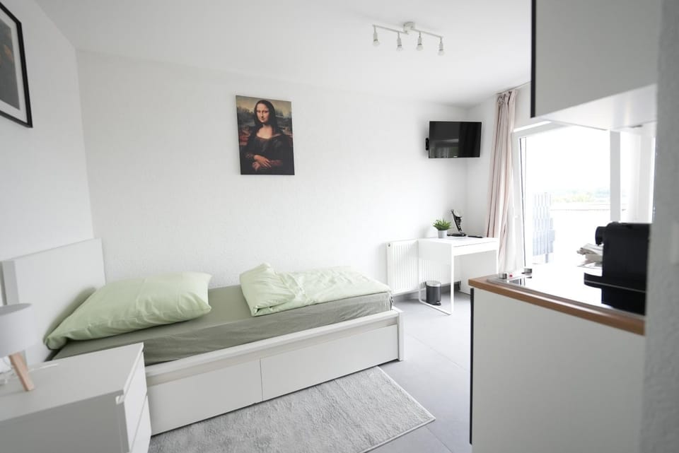 Bed, TV and multimedia, Photo of the whole room, Seating area, Bedroom