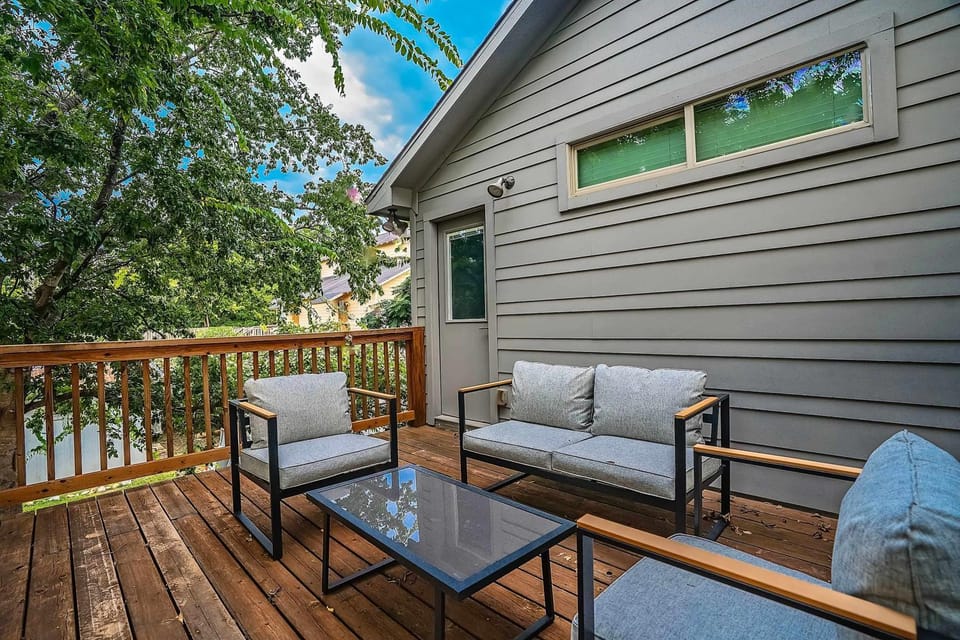 The Rosewood Retreat 6BR's HotTub DogFriendly House in Austin