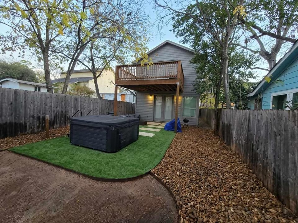 The Rosewood Retreat 6BR's HotTub DogFriendly House in Austin