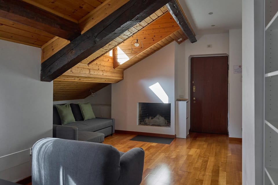 Communal lounge/ TV room, fireplace