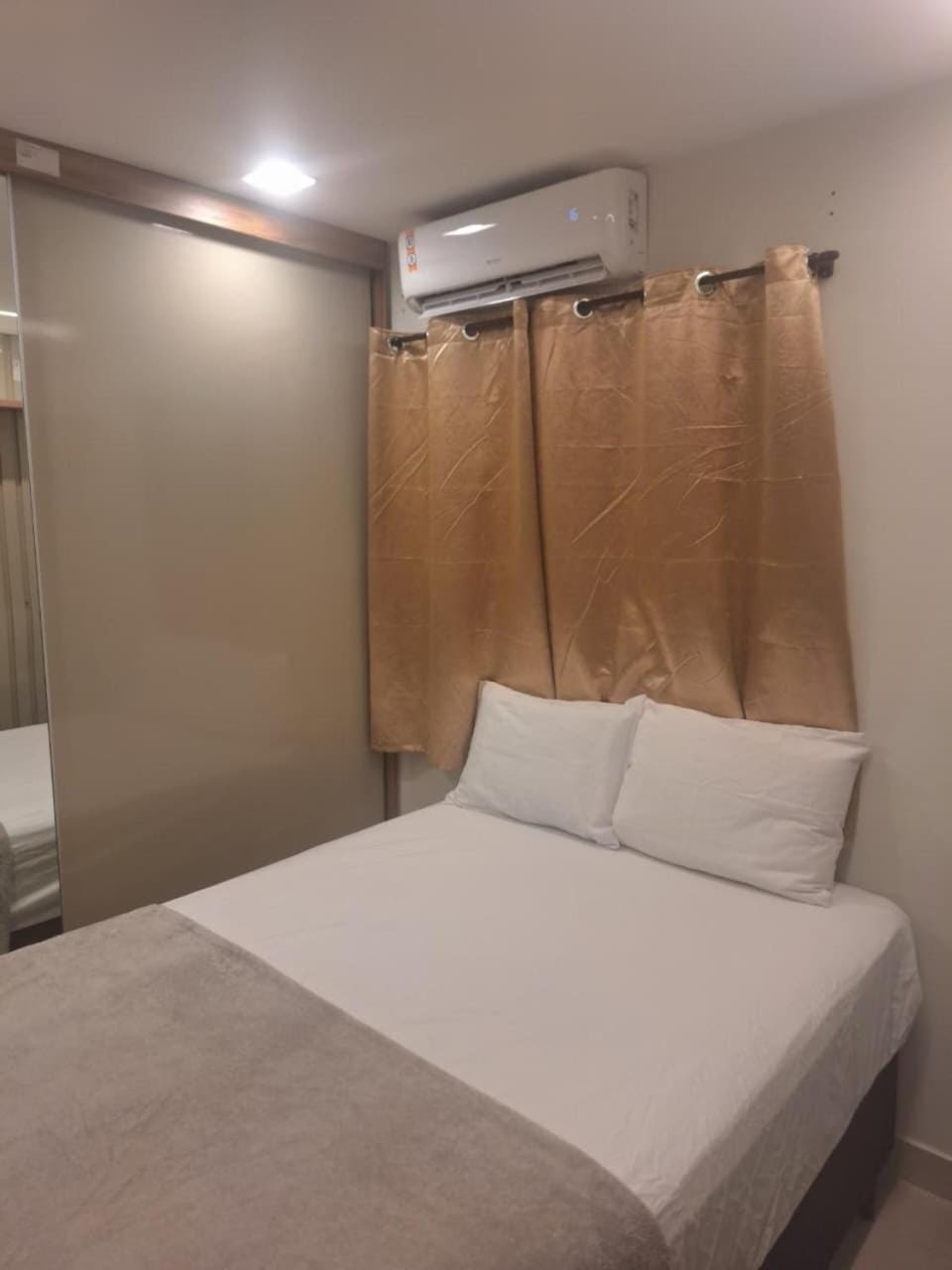Bed, Photo of the whole room, Bedroom, air conditioner