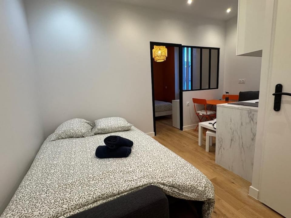 Bed, Kitchen or kitchenette, towels