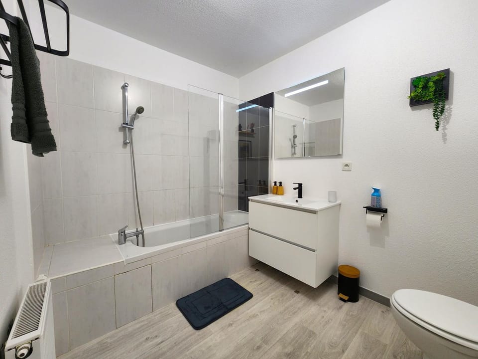 Shower, Toilet, Bathroom, Bath