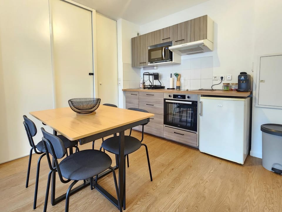 Kitchen or kitchenette, Dining area, oven