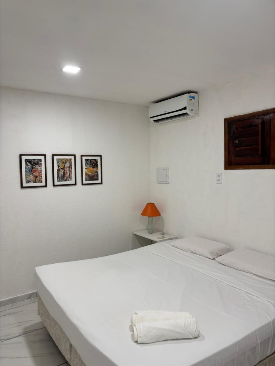Bed, Photo of the whole room, air conditioner