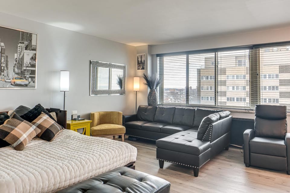 6 Mi to Downtown Cleveland: Lakeview Condo! Apartment in Lakewood