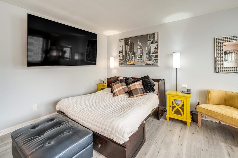 6 Mi to Downtown Cleveland: Lakeview Condo! Apartment in Lakewood
