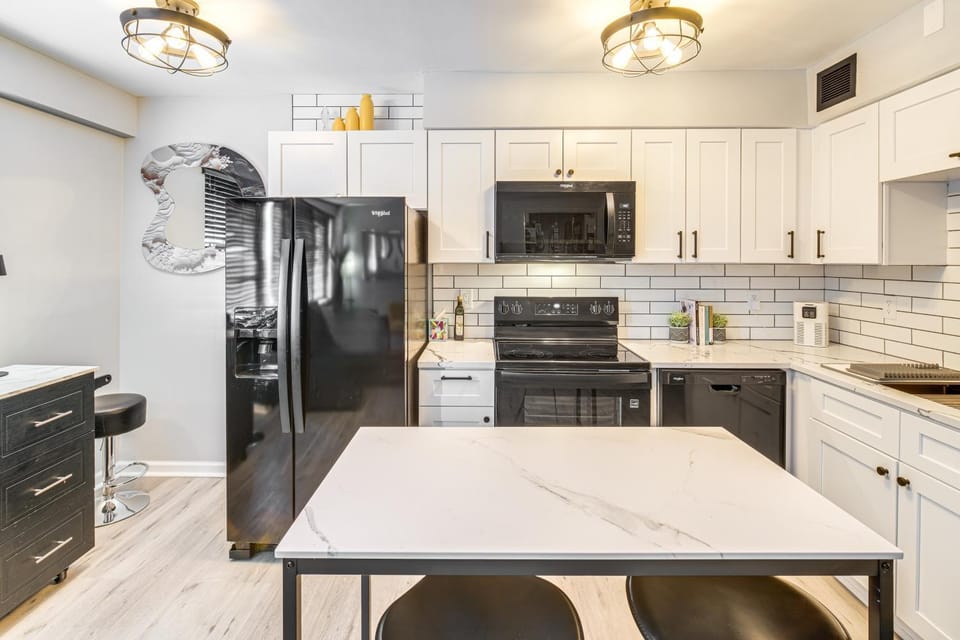 6 Mi to Downtown Cleveland: Lakeview Condo! Apartment in Lakewood