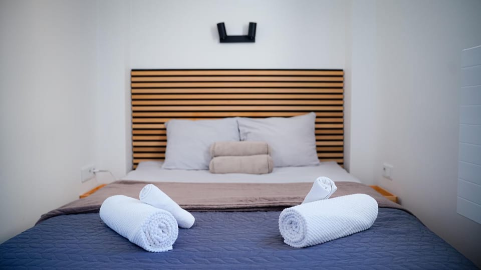 Bed, Photo of the whole room, Bedroom, towels