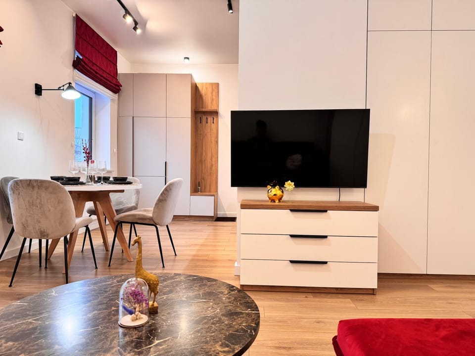 TV and multimedia, Living room, Seating area, Dining area, Evening entertainment