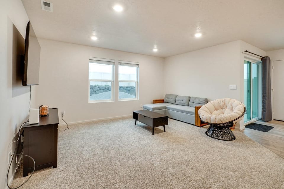 Walk to The Plains Golf Course: Getaway in Cheney! House in Washington