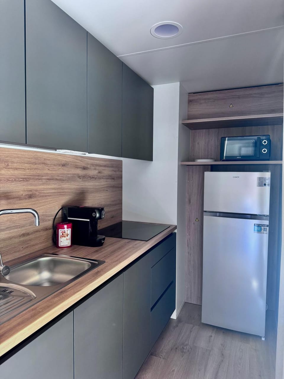 Coffee/tea facilities, Kitchen or kitchenette, microwave, minibar, oven, stove