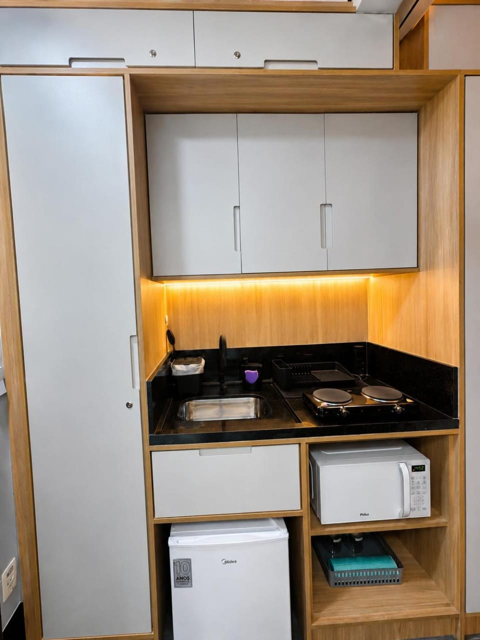 Kitchen or kitchenette, minibar, stove