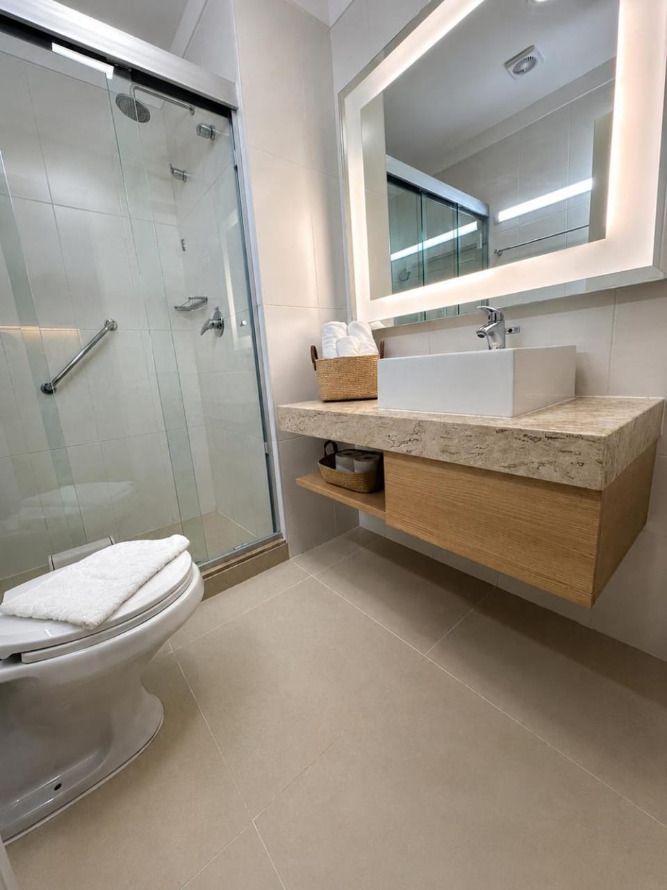 Shower, Toilet, Bathroom, towels
