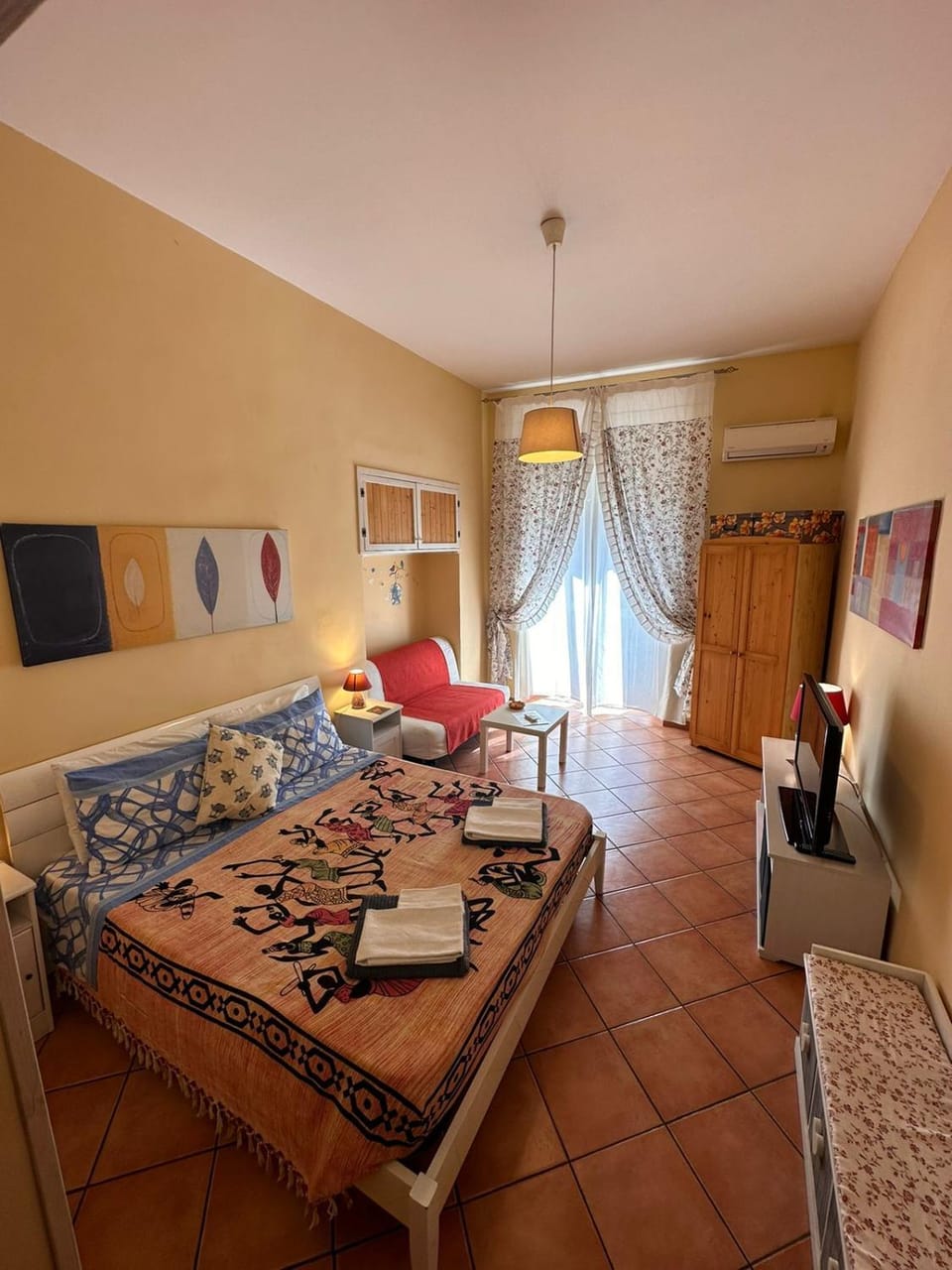Photo of the whole room, Bedroom