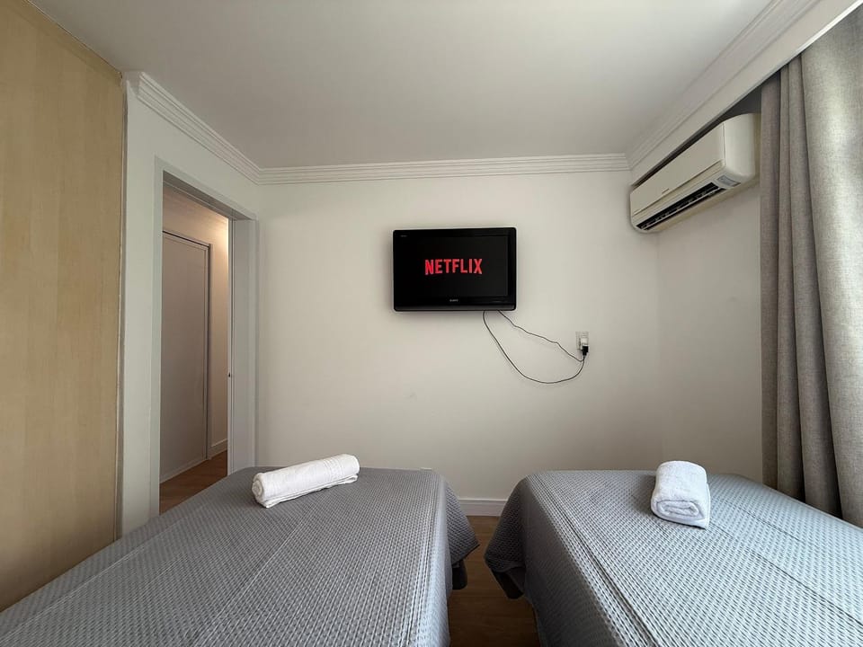 Bed, TV and multimedia, Photo of the whole room, Bedroom, towels, air conditioner