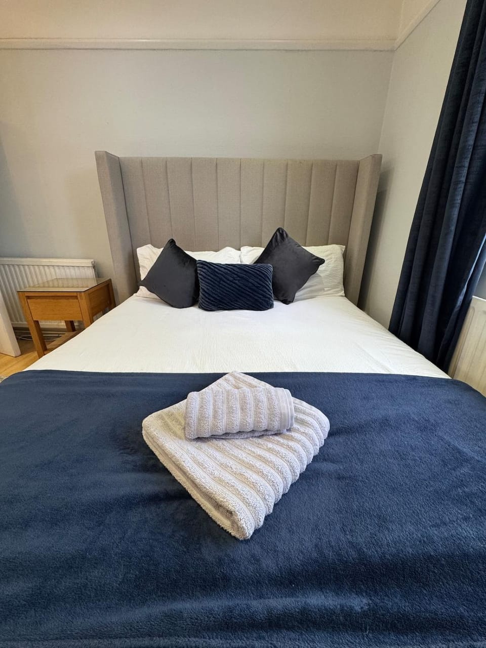Bed, Bedroom, towels